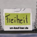 Fotografie Ensemble Taschen mit Aufdruck „un-kauf-bar“e Werte. Entstanden am Flappachweiher in Ravensburg im Winter 2017